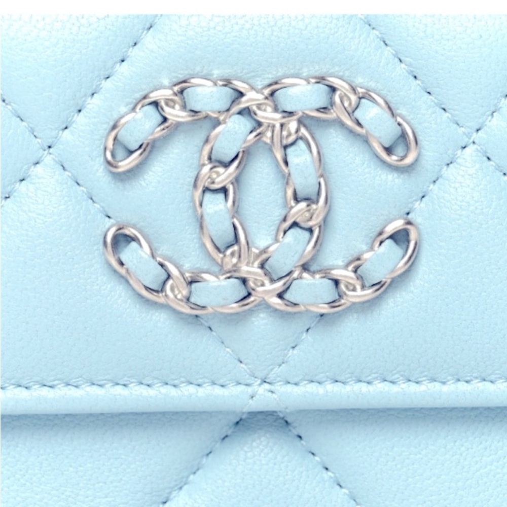 CHANEL 19 Coin Flap Wallet 
in Blue Quilted Lambskin - Authentic - Picture 5 of 9